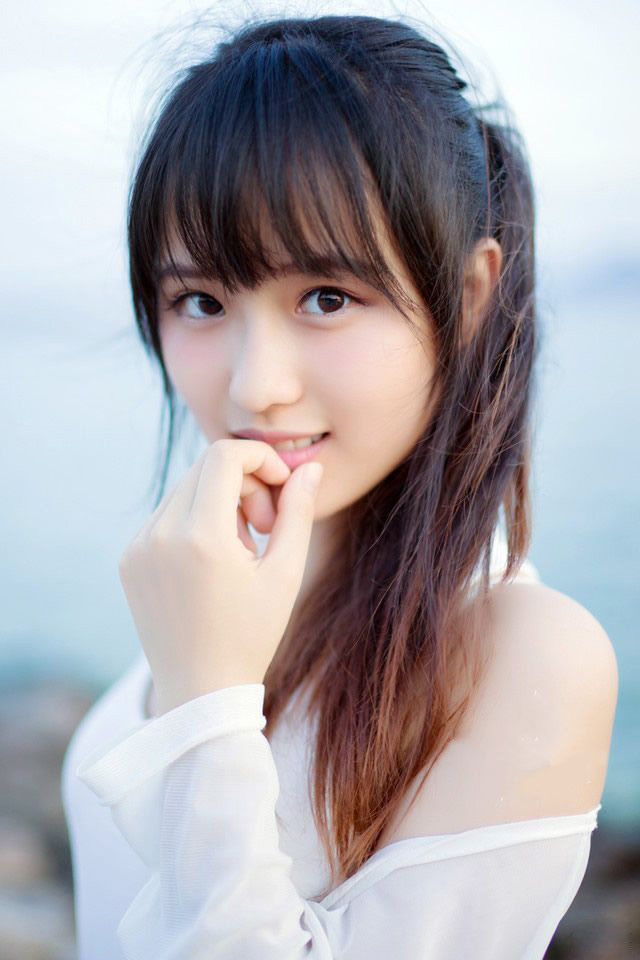 友谊能使人同舟共济，友谊能使人生活充实，五彩缤纷。